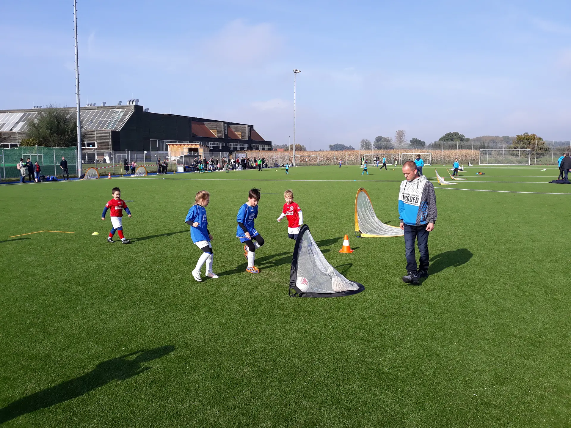 Kinder spielen Mini-Fußball Herbst 2021